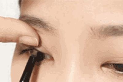 内眼线手把手教程,画下眼线的眼线教程