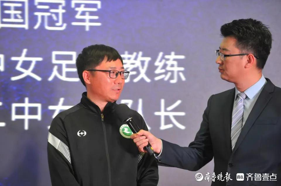 历城二中女足代表中国参赛,恭贺济南历城二中女足夺世界冠军