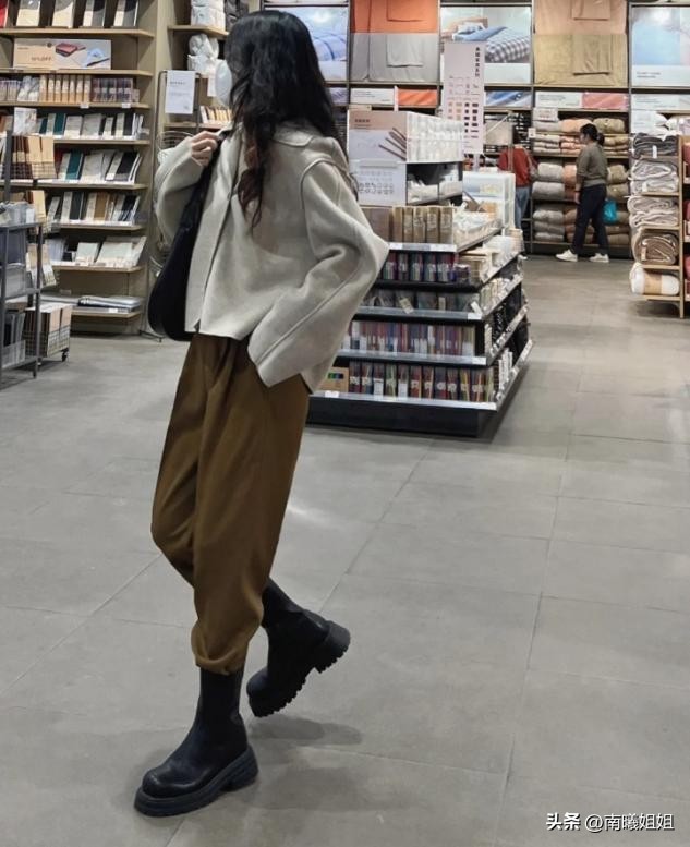 杨幂同款镂空马丁靴显腿粗吗,杨幂带火的鞋子素材