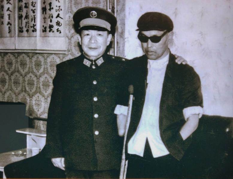 56年朱彦夫回乡后，母亲见他身体残缺吓一跳：让国家来照顾你吧