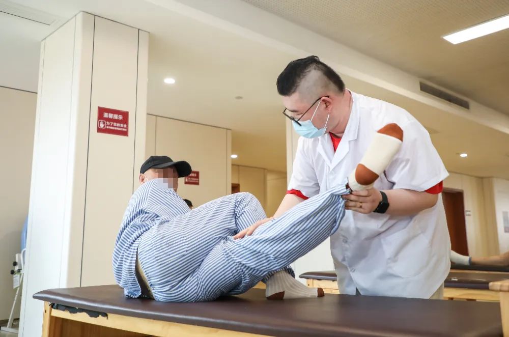 中风后偏瘫能恢复正常吗,中风偏瘫了有什么方法能康复