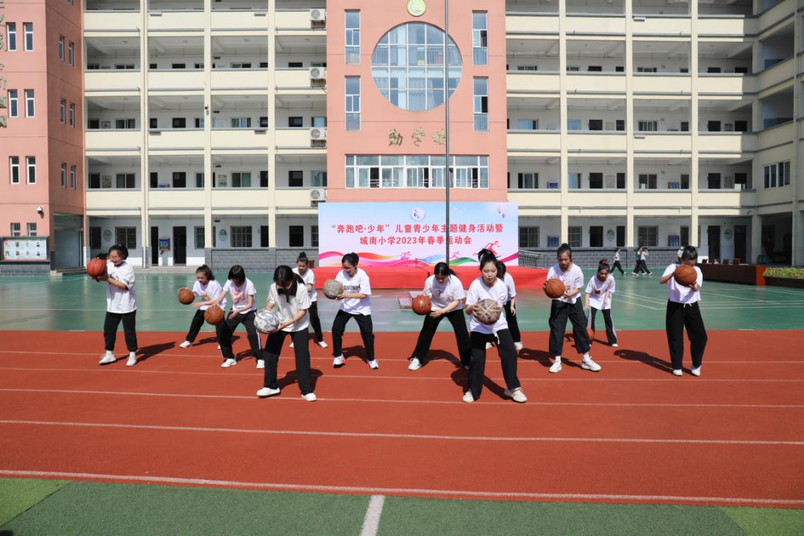 四月芳菲春意暖踏春赏花正当时,四月春意浓踏青赏花正当时