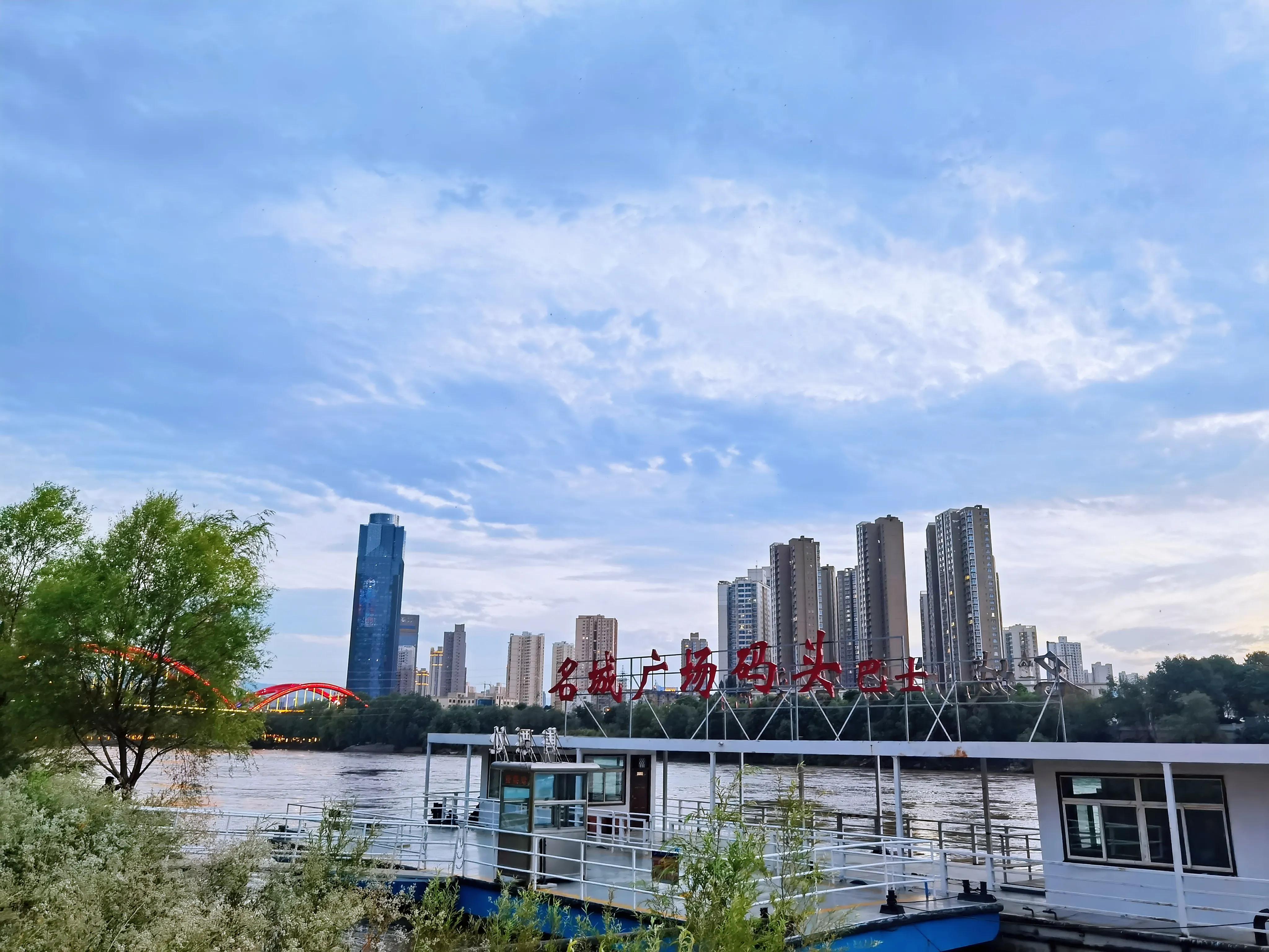 七一开怀赋锦章，锤镰飞彩映朝阳