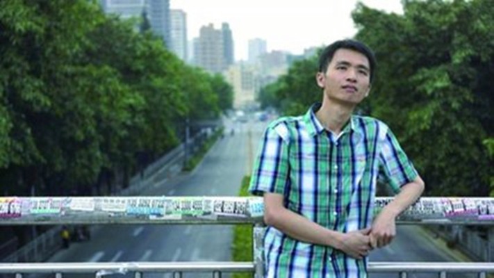 20岁小伙在工厂流水线,小伙工厂上班一天站11个钟