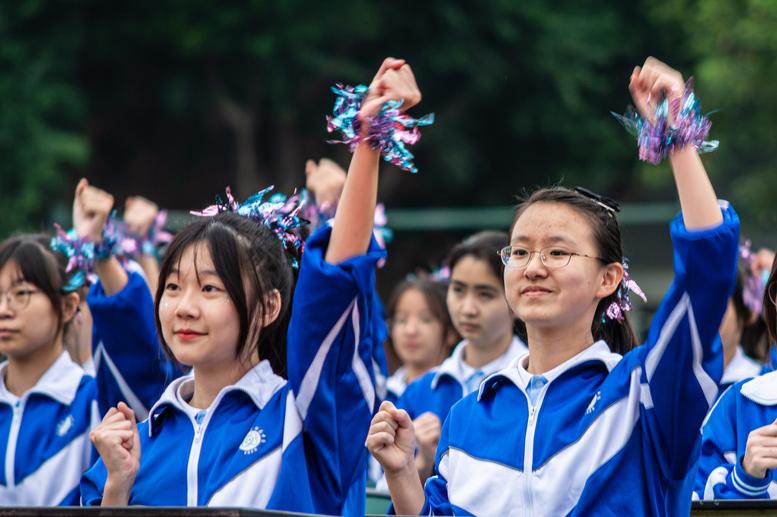 师徒结对薪火传，魔棒点火显智慧！华西中*运学**动会开幕式，燃了