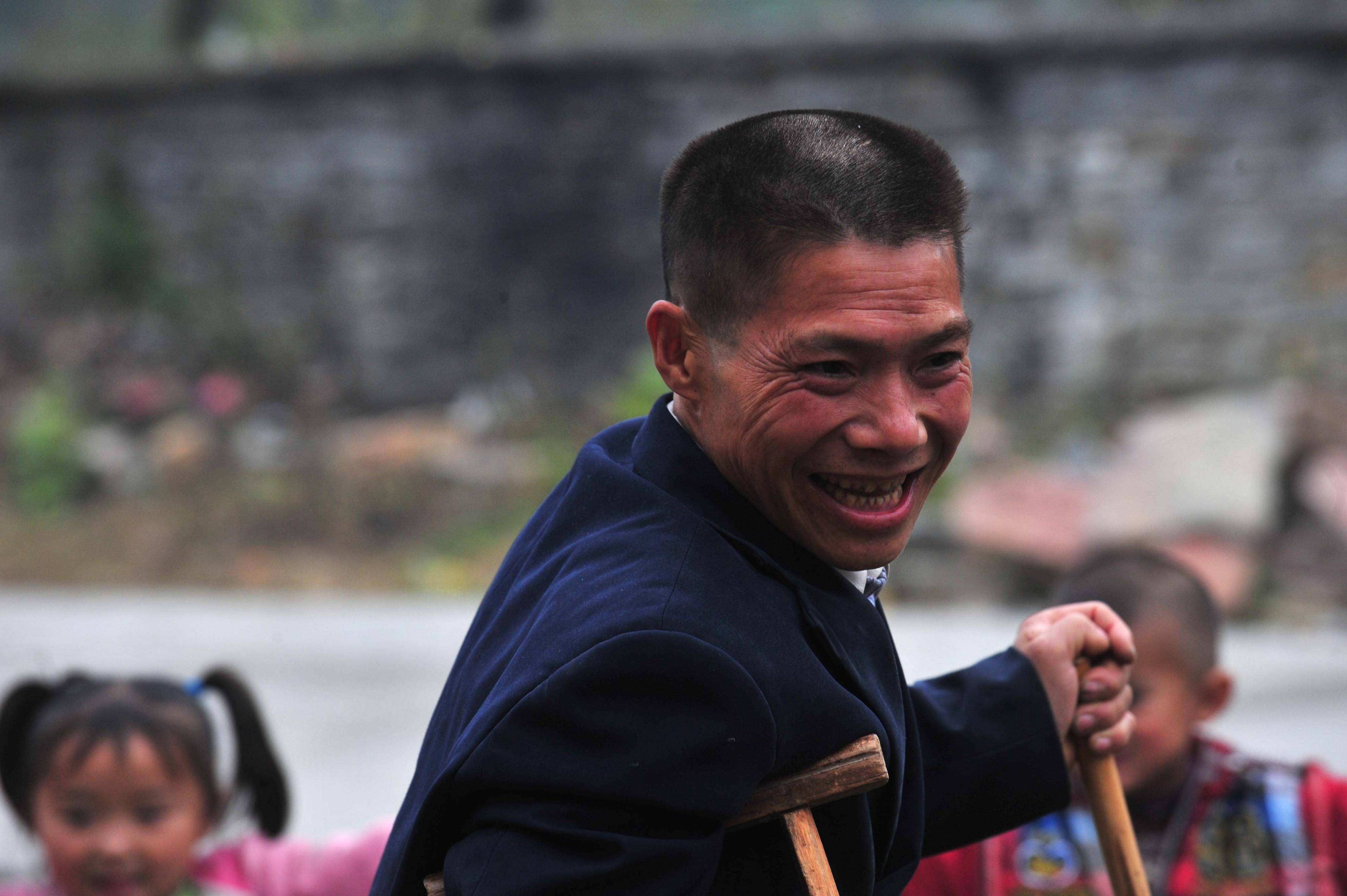 11年前，那个“拄着双拐”给山区孩子上课的谭定才，后来怎么样了