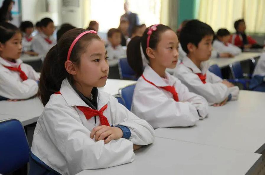 初中生“标准发型”有规定，男生发型帅气如军人，女生发型却很丑