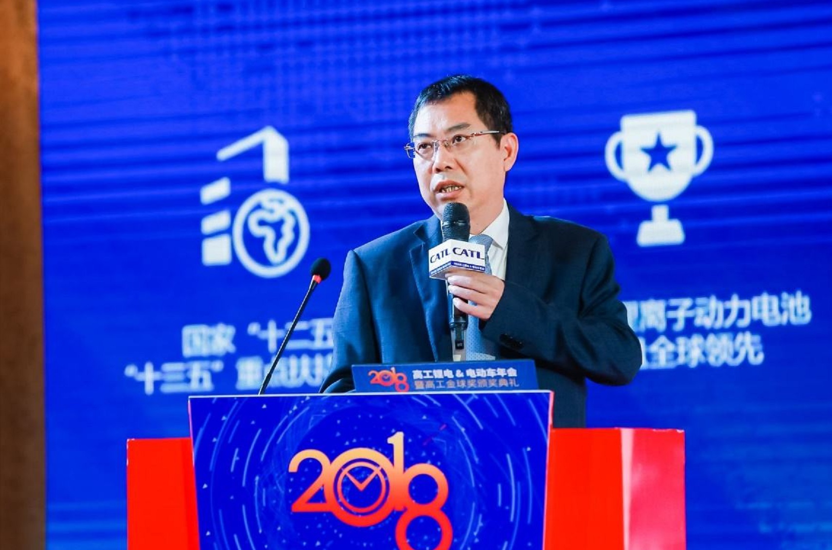 宁德时代“二号人物”：身家1700亿，紧追王传福，超越李书福