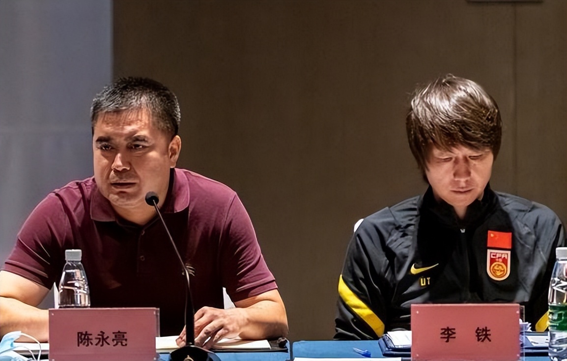 “早睡”的李铁，“睡不着”的陈戌源，站不起来的中国足球