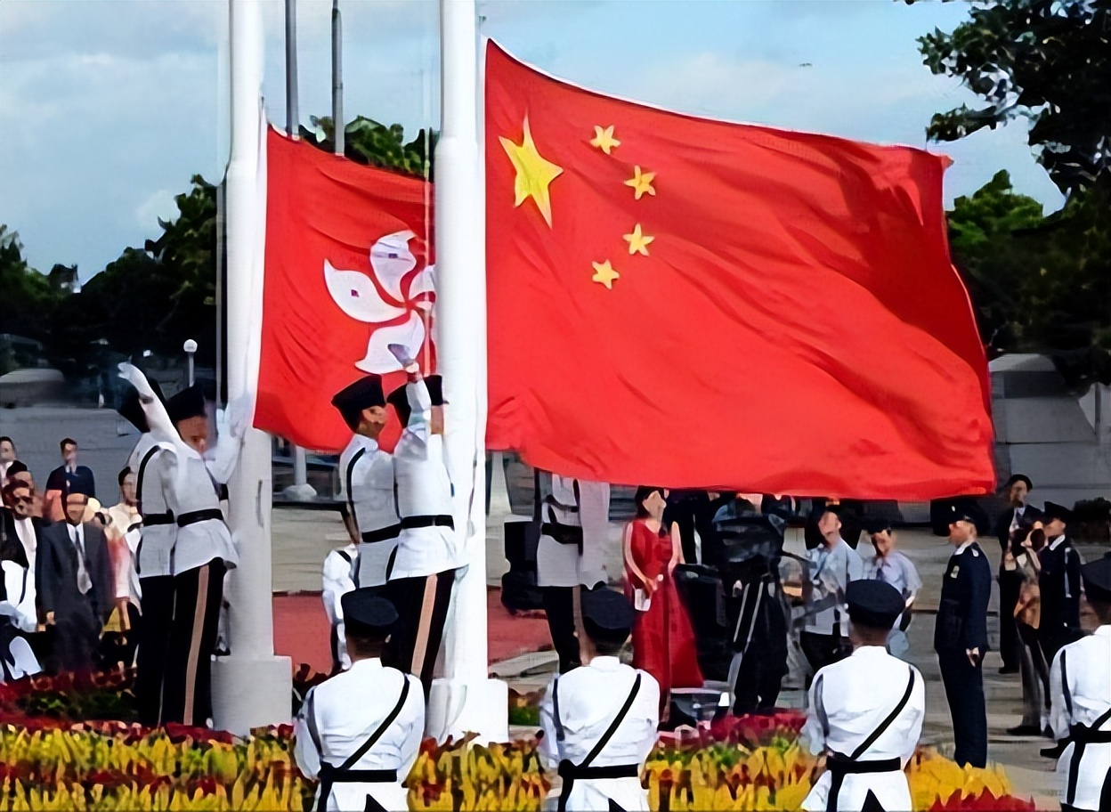 1997年香港回归场景：彭定康仰天含泪，“港督”女儿哭得难以自拔