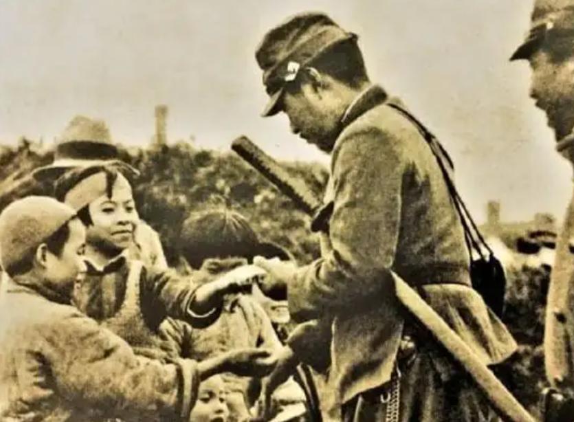 1945年的日军抓孩子,1945年日本俘虏有多少