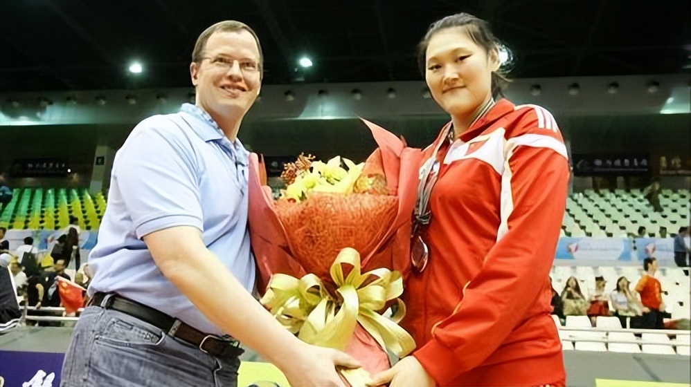 王一梅两次扣晕日本名将,王一梅巅峰发球