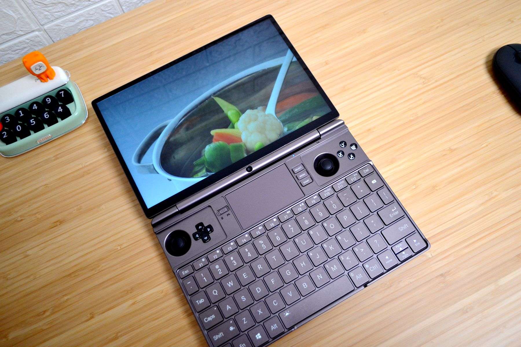 没有独显也能玩3A大作！AMD6800u加持的GPDWINMax2掌机到底有多强