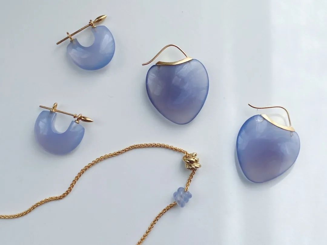 王冠要怎么戴才不会压塌头发,戴皇冠怎么能不掉