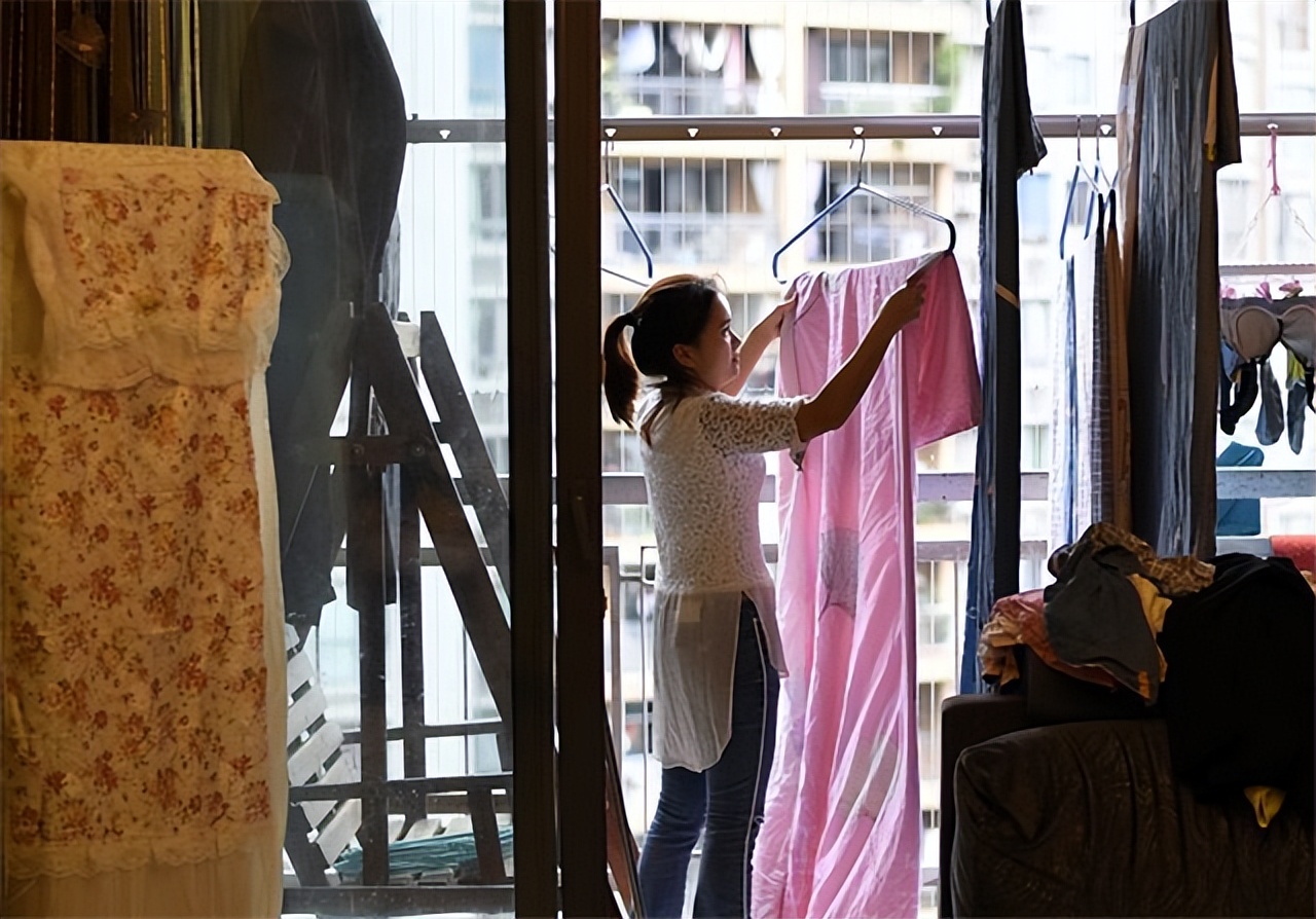 重庆1米2小男人娶1米65女演员，买7套房开豪车，却担心孩子长不高