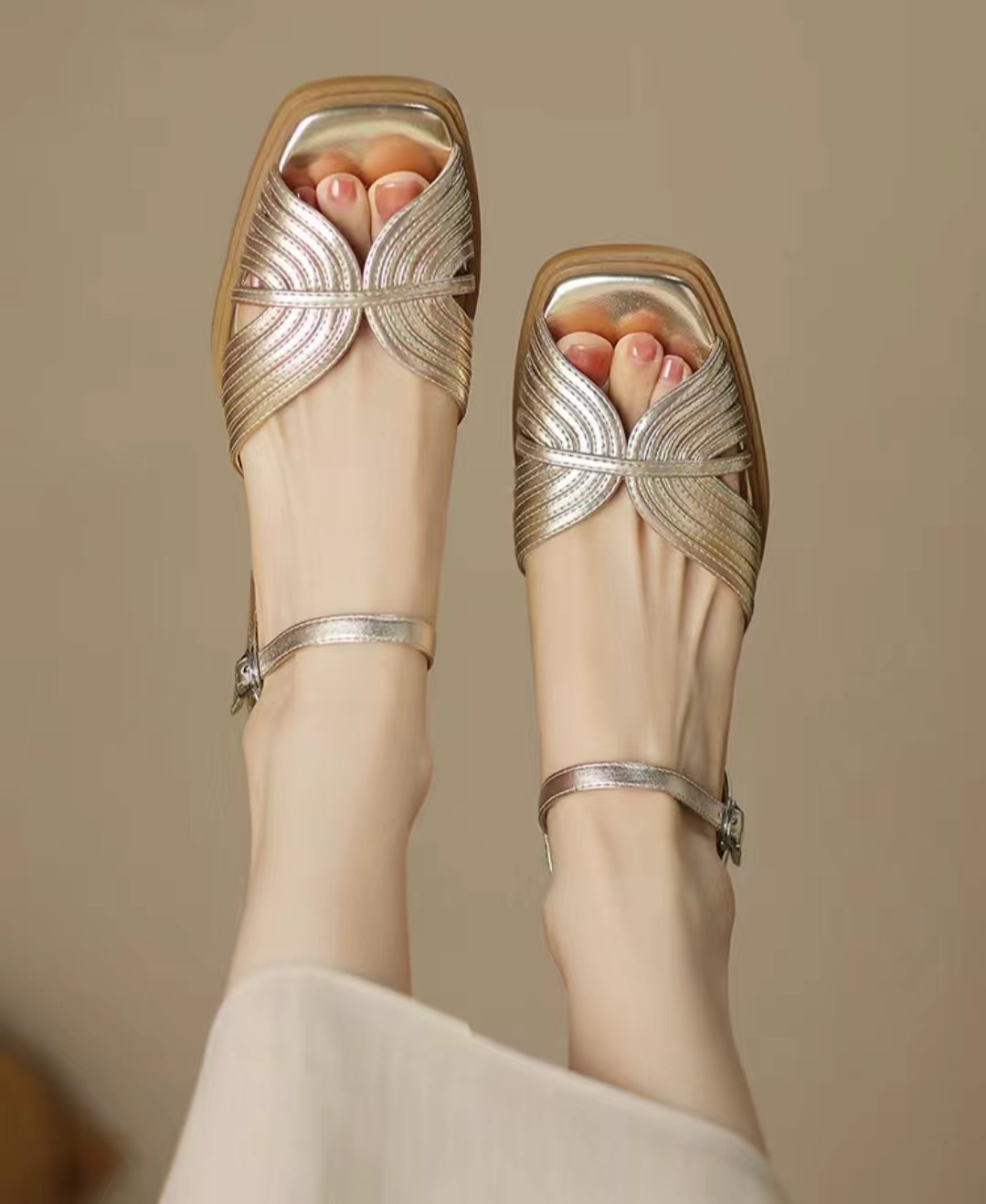 女人夏天常备这8双鞋子，舒适又好看，搭配裤子、裙子有高级感