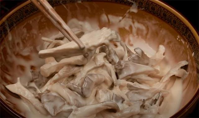 炸蘑菇用面粉还是淀粉,炸蘑菇到底用面粉还是淀粉