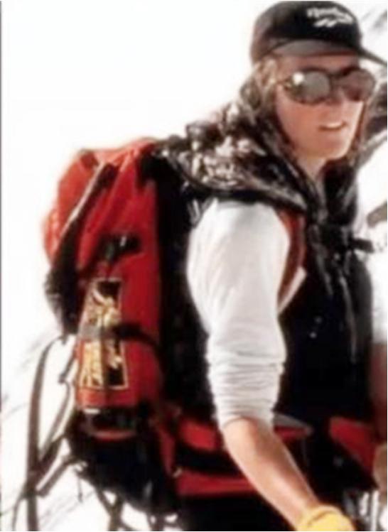 一对夫妻勇登珠穆拉玛峰，妻子缺氧倒在归程，她哀求道：别离开我