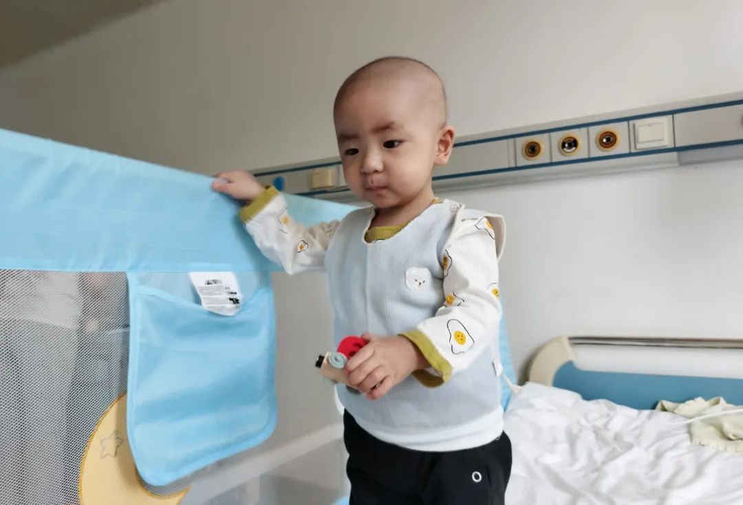 孩子背后出了一个脓包,3岁小男孩身上长脓包