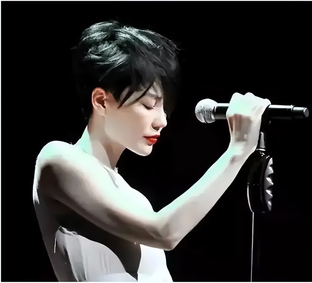 毛阿敏唱功排名,1993梅艳芳毛阿敏视频