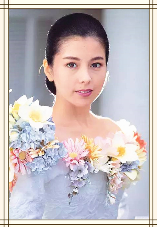 和山口百惠齐名，拥有盛世美颜却至今未嫁，首唱《夜来香》成经典