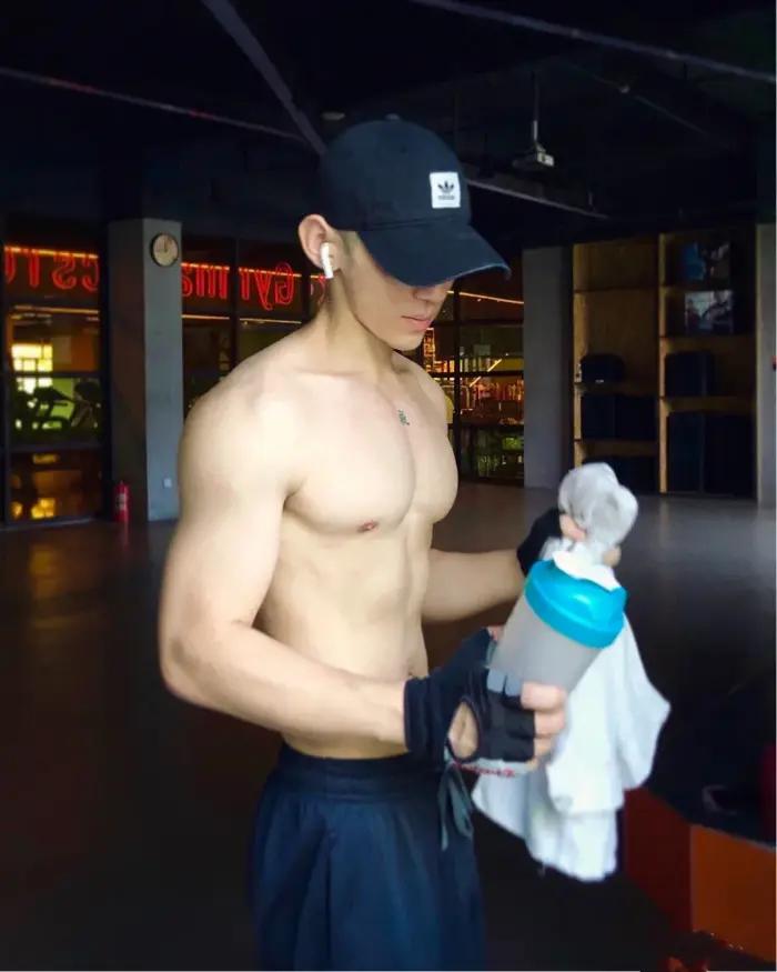 寸头帅哥王安宇肌肉,王安宇腹肌高清