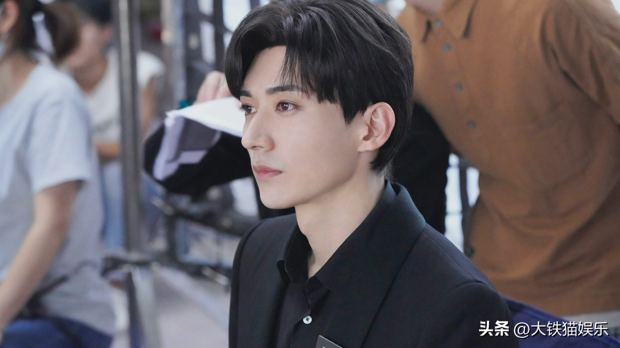 穿“黑衬衫”好看的男明星，只服这7位，个个长身玉立，贵气逼人