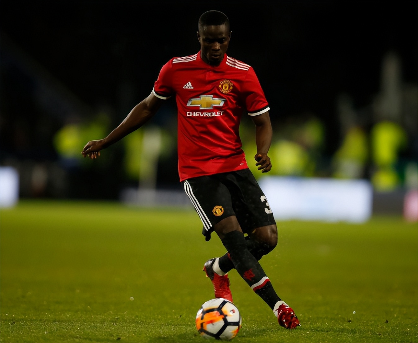 200万+1000万，先租后买！曼联28岁中卫离队踢欧冠，C罗遭打击