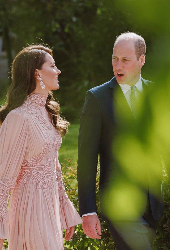 凯特王妃出席婚礼的礼服,凯特王妃粉色荷叶边