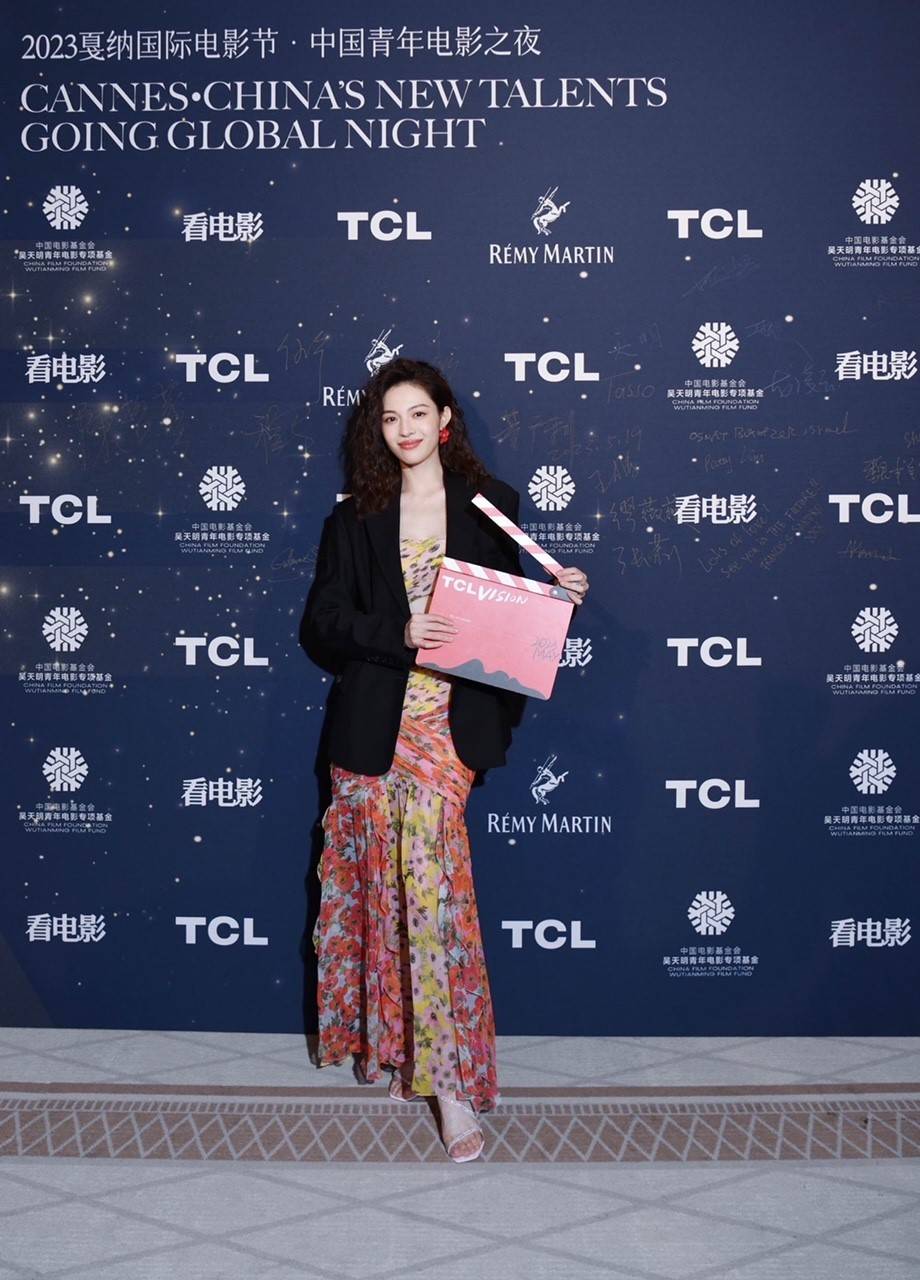 中国电影节朱一龙寸头,朱一龙在上海国际电影节颁奖