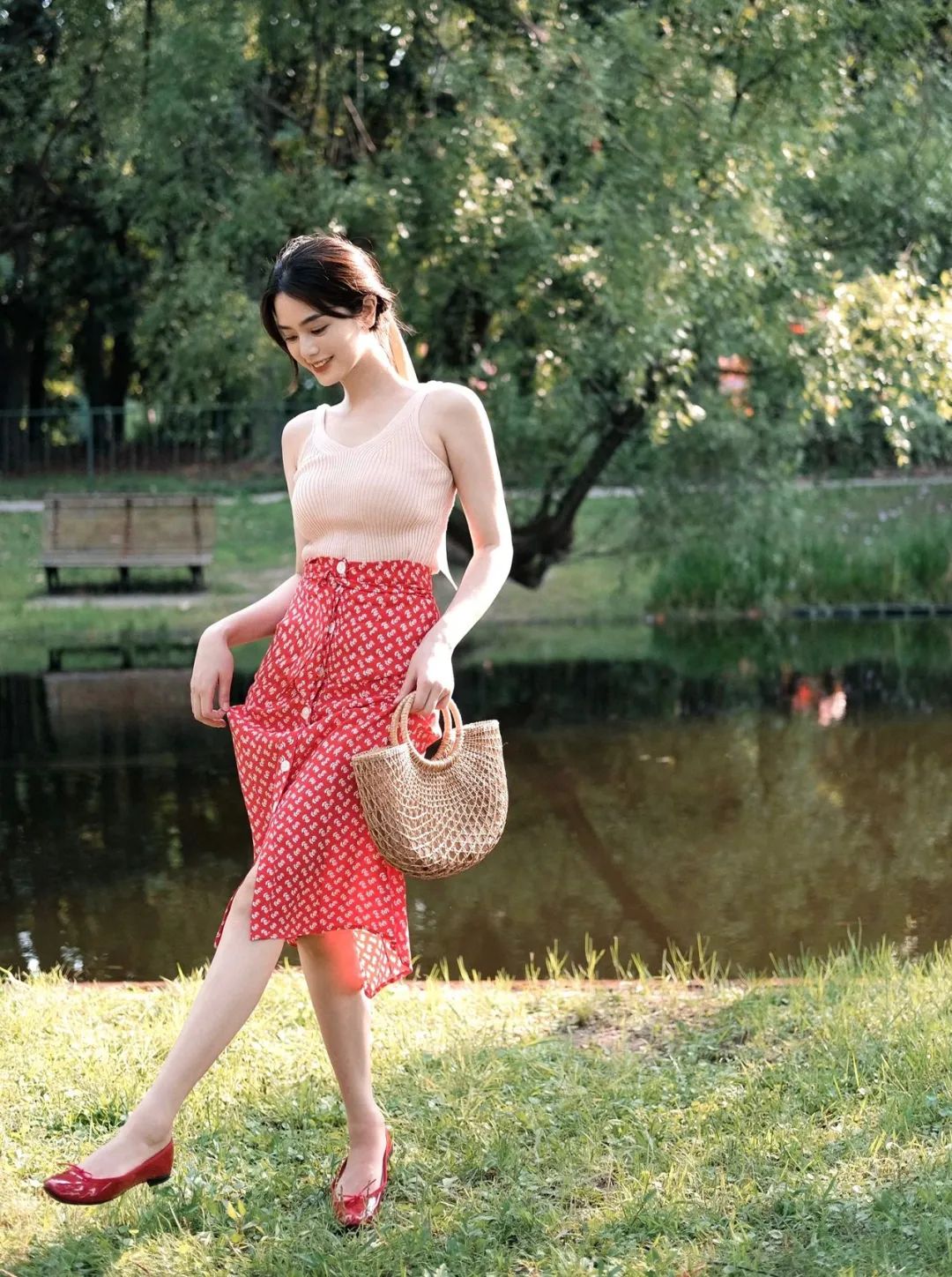 简约背心是一件百搭单品,哪种款式的背心比较经典百搭呢