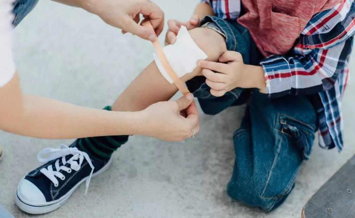 婴儿不小心摔倒了要怎么处理,宝宝不小心摔跤了大人怎么做正确