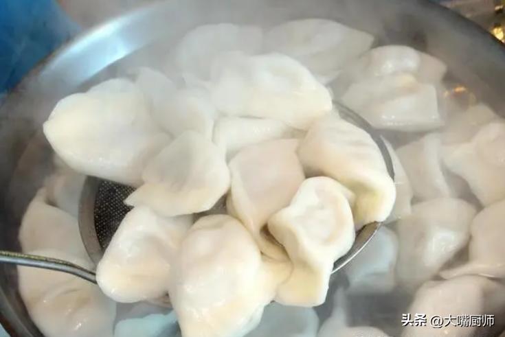 煮冻饺子不烂好吃做法,冻饺子凉水上锅蒸还是开水上锅蒸