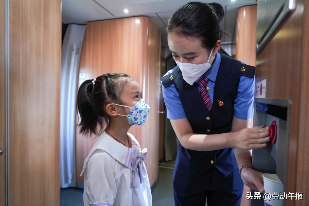 定了！给娃买火车票有变化，年满14周岁应购全价票！儿童如何购买火车票？一起来看
