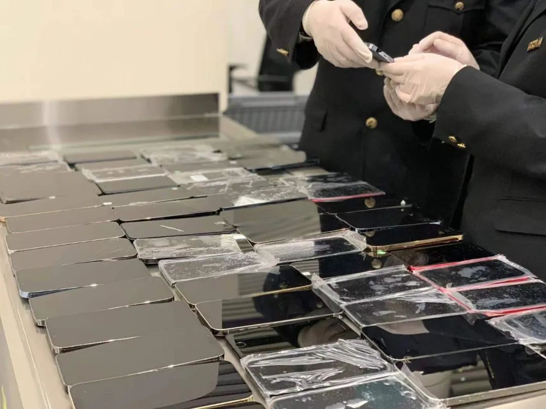 男子身绑100台旧手机进境被查,女子藏手机50部遭海关查获