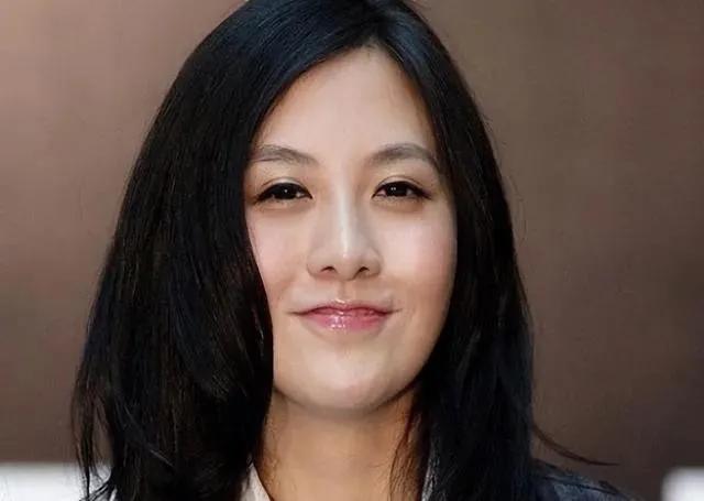 掌舵10年欠债百亿，90后“千亿白富美”撤了，留下老爸收拾烂摊子