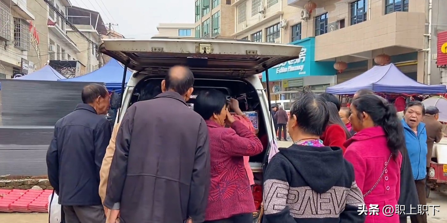 湖南邵阳夫妇在乡场镇给老人拍照月入过万，农村创业有五个风口