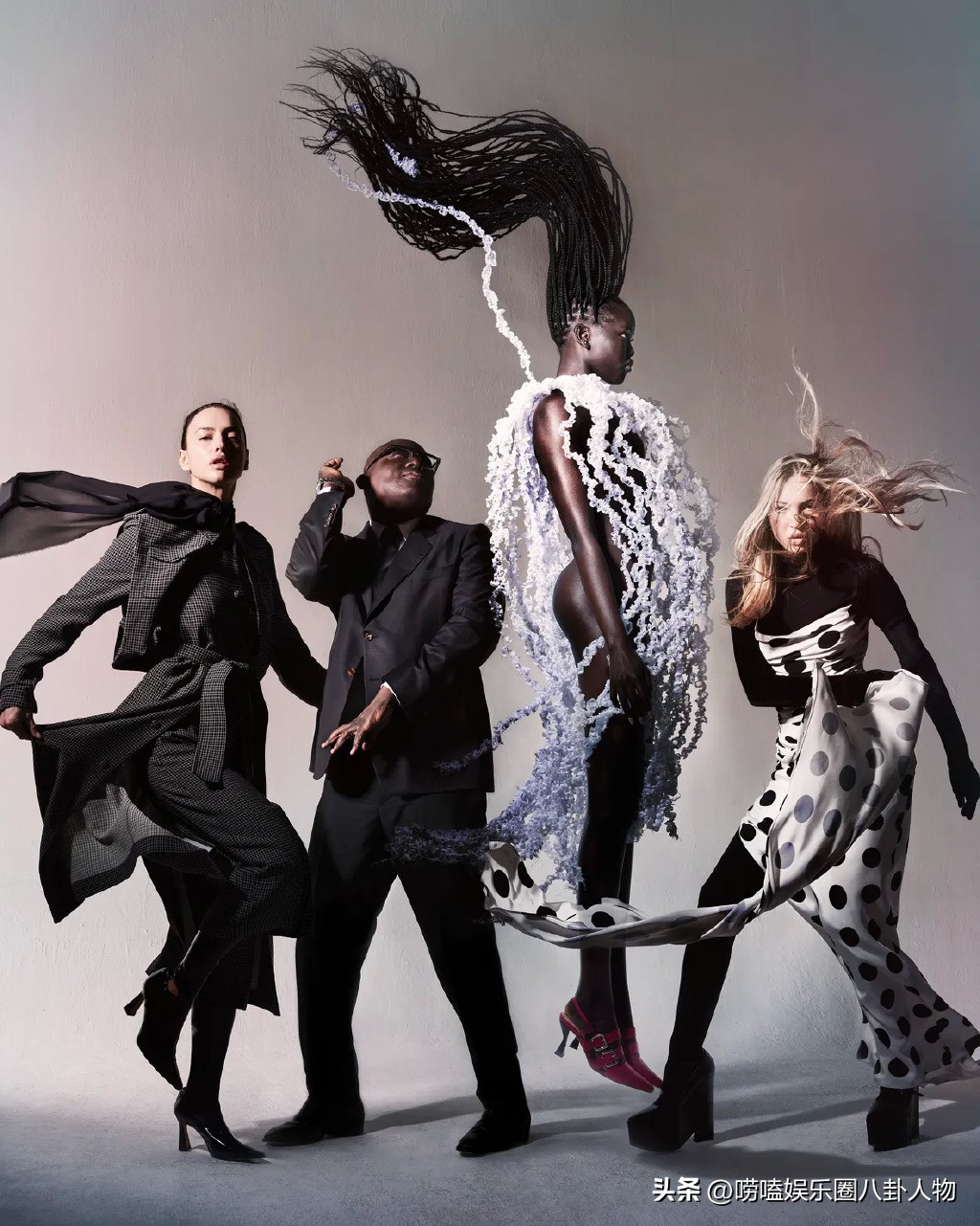 37岁伊莲娜吊打卡戴珊家金小妹，肩抗狮子头好轻松，自己赚钱真爽