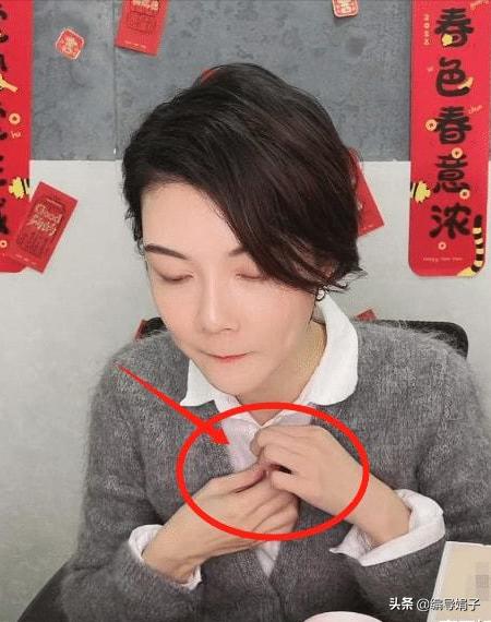 太尴尬!首富前妻车晓直播吓到扣扣子!脖上“草莓”意外抢镜?