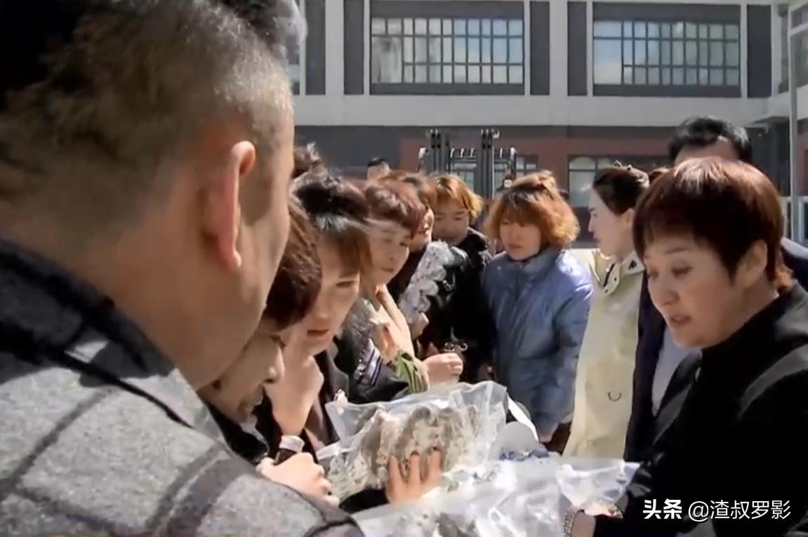 男子50元买海鲜发现是海洋活化石,一男子花10万买海参后续