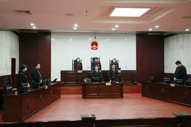 老伴去世两年银行竟贷款50000元,妻子瞒着丈夫贷款离婚丈夫用还吗