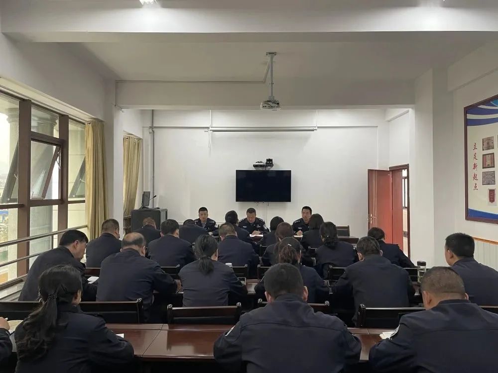 户政窗口周末开辟“学生*证办**”专场【三分钟速览成县公安动态】