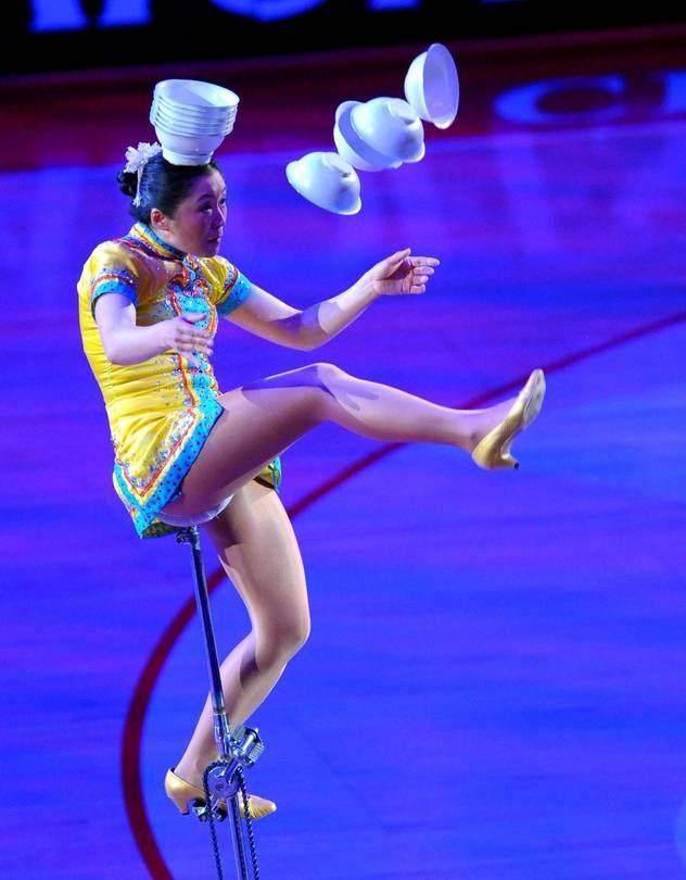 1米53大妈闯NBA爆红！不靠广场舞凭着一绝技表演5分钟日入两万元