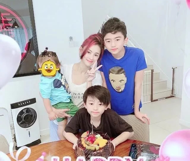 张柏芝晒出怼脸自拍，自曝鼻梁被3岁小儿子抓伤，超长伤疤很明显