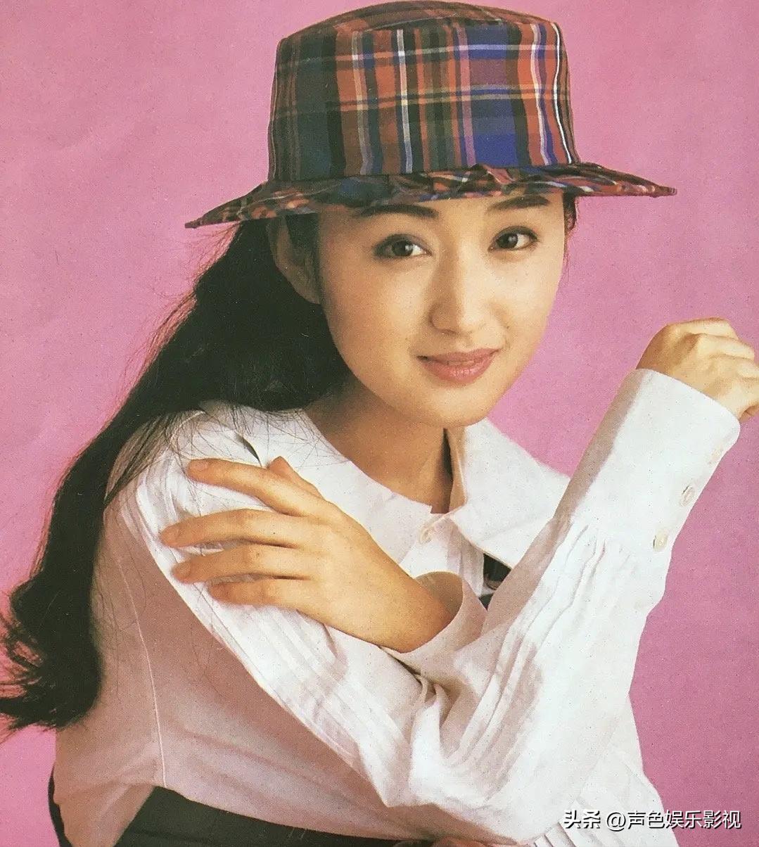 杨钰莹在工地卖唱,杨钰莹街头卖唱热舞