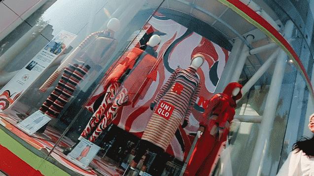 新年逛市场买衣服,买新衣购年货新春佳节味渐浓