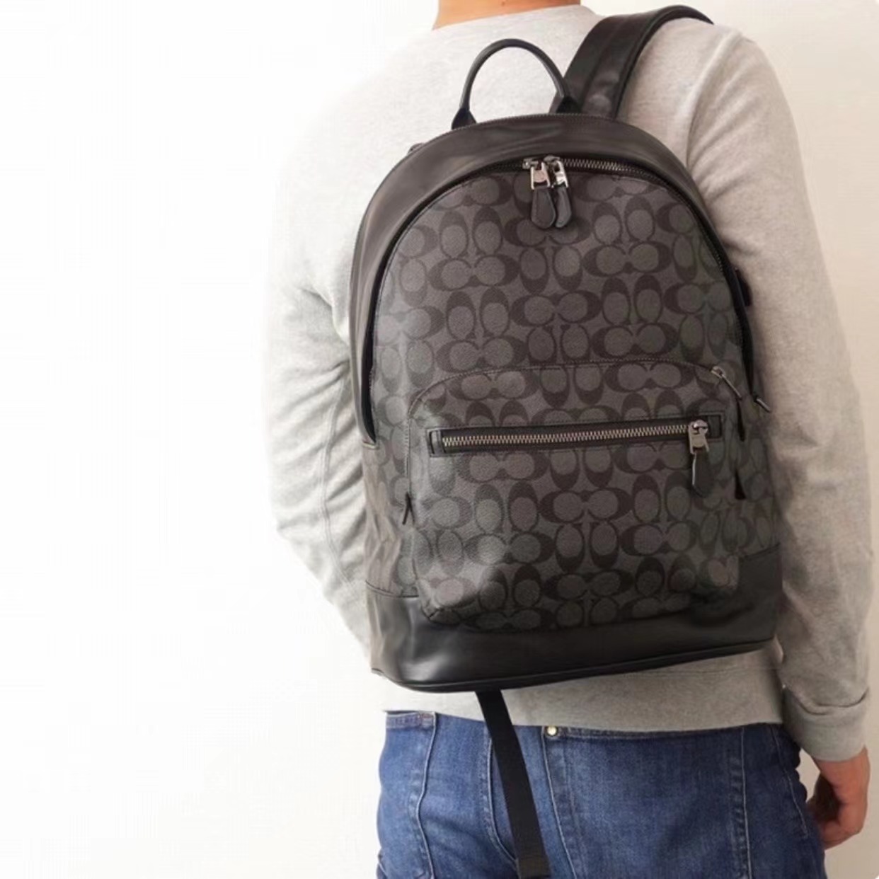 轻奢双肩包女款名牌清仓,适合男士背的轻奢双肩包