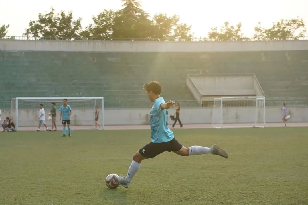 足球少年丨西安外国语大学杜真方：往前走，朝着光