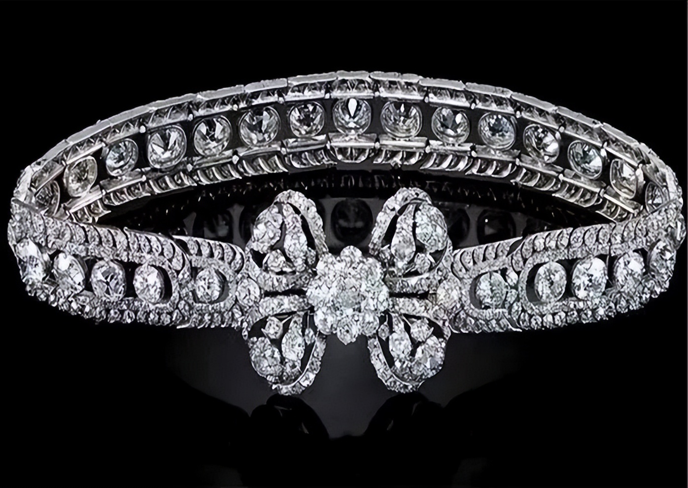 107克拉祖母绿，189克拉钻石，凯瑟琳女皇的珠宝库究竟有多丰富？