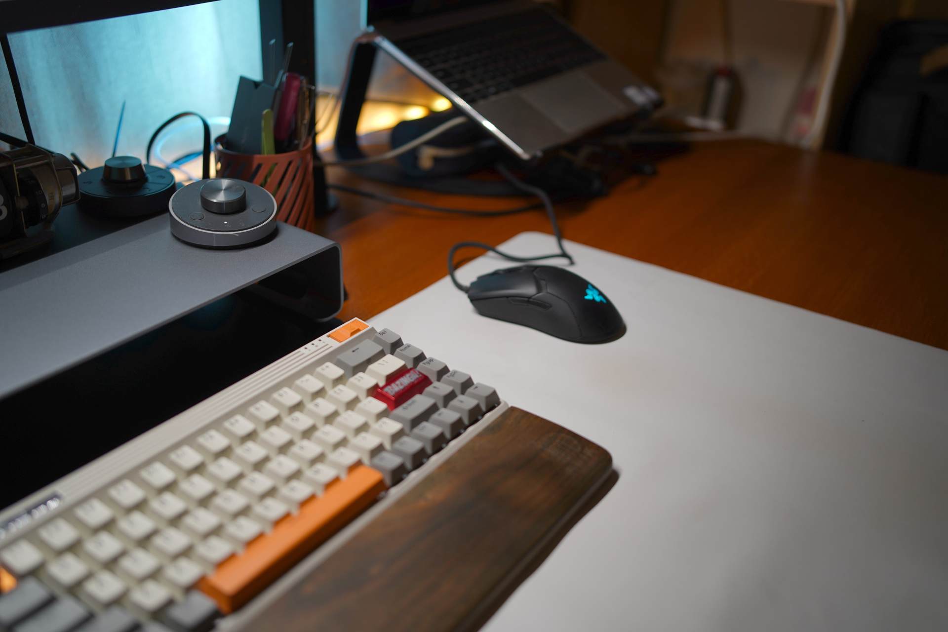 男人谁不喜欢一张大大的书桌,智芯1.8M实木升降桌那是真的爱